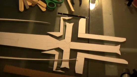 Cách làm thanh kiếm bằng giấy và que kem - Hình 7