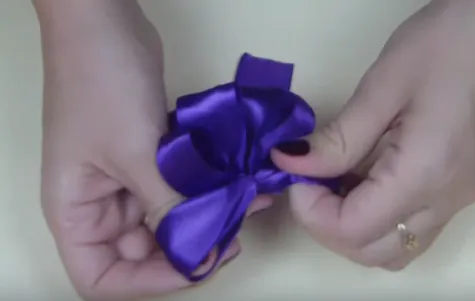 Cách làm nơ gói quà bằng dây ruy băng - Hình 9