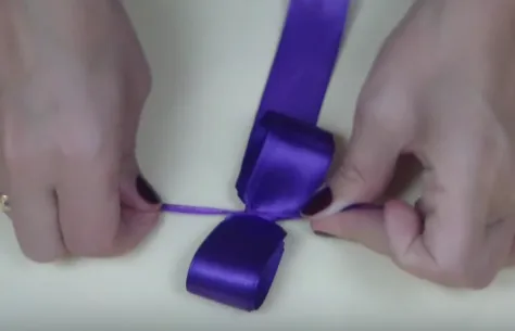 Cách làm nơ gói quà bằng dây ruy băng - Hình 8